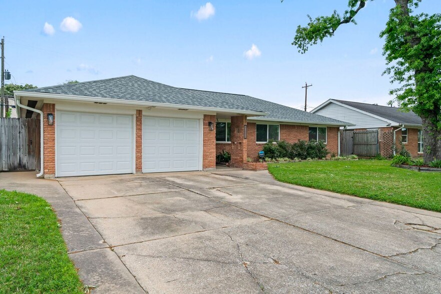 Primary Photo - 2407 Willowby Dr