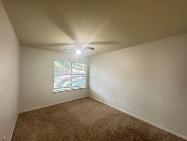 Building Photo - 210 Rolling Plains Dr