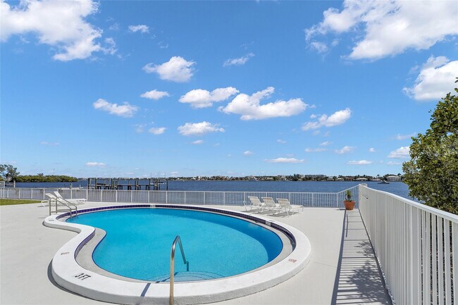 Building Photo - 301 Croton Ave