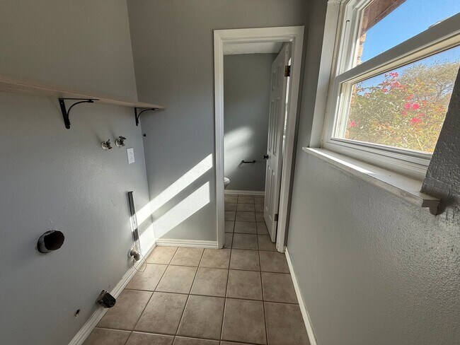 Building Photo - 4 Bed Brick Home! Zia School District! - Pets Welcome!!!