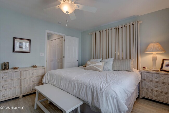 Building Photo - 3946 Island Dr