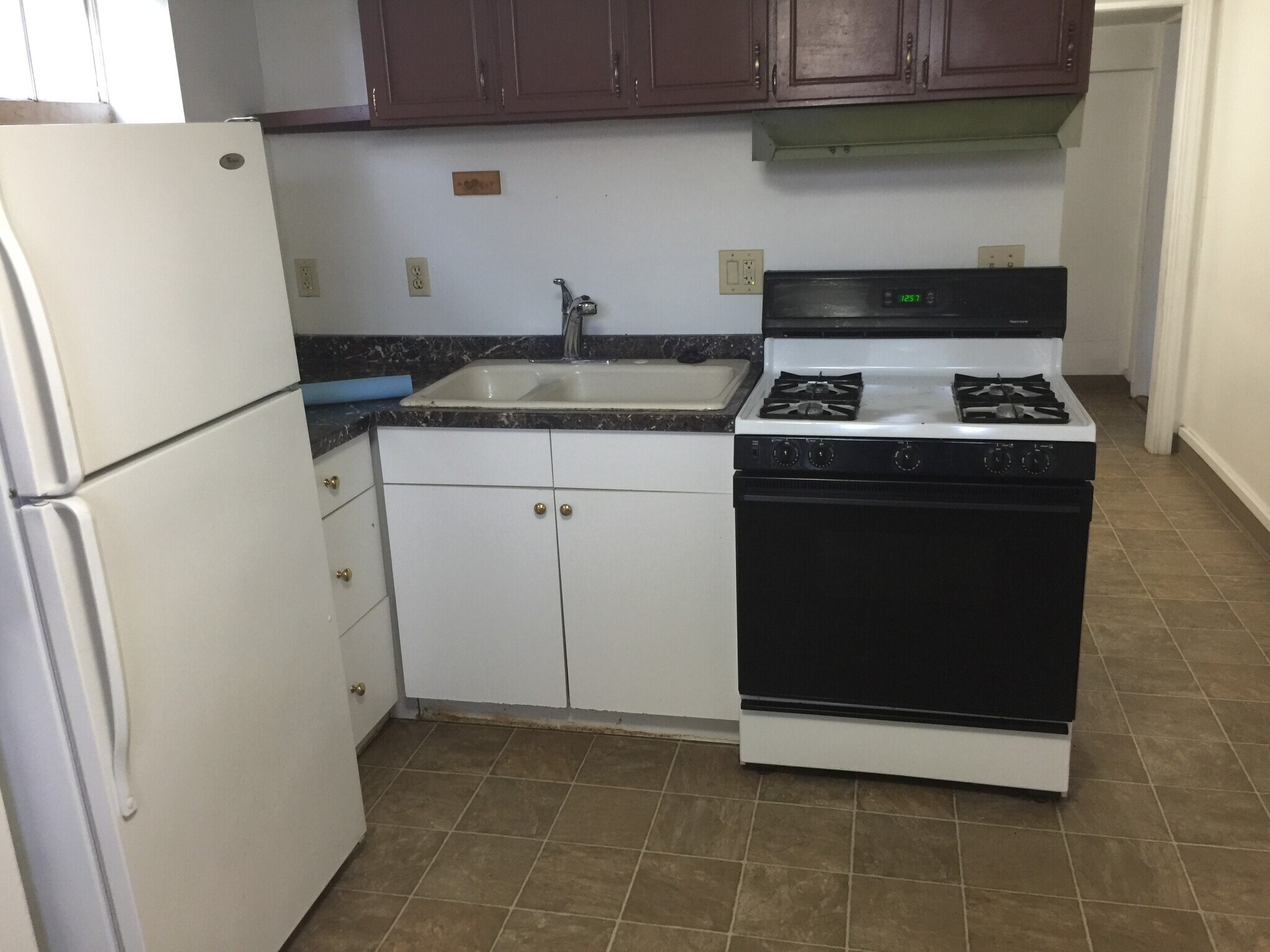 Kitchen - 903 W Rossi St