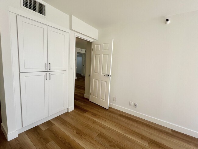 Building Photo - 10390 Wilshire Blvd