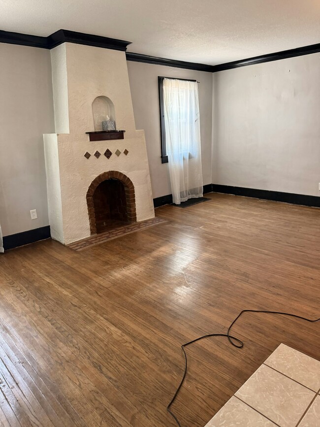 Building Photo - 1653 W Forest Ave