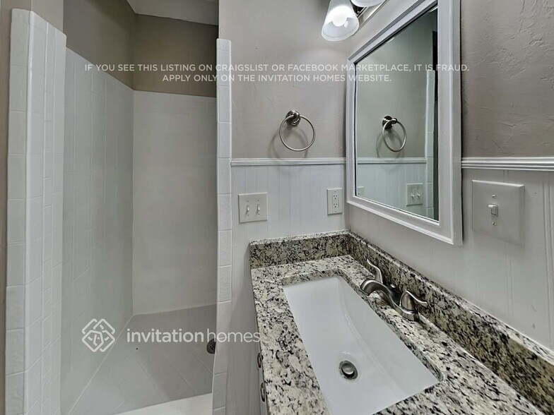 Building Photo - 123 Woodvale Dr