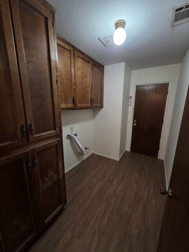 Building Photo - 2 bedroom 1 bath in SE Visalia