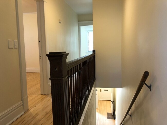 Building Photo - Amazing Vintage Townhouse. Uber Convenient...