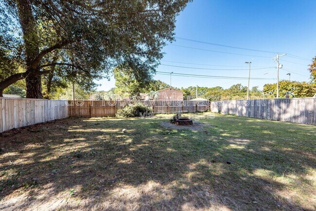 Building Photo - 1233 Hawthorne Cir
