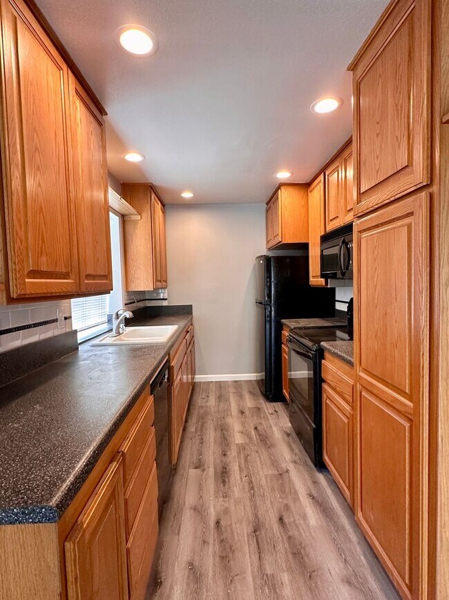 Building Photo - Beautiful 3 Bedroom 2 Bath Condo in Point Loma w/Three Private Patios