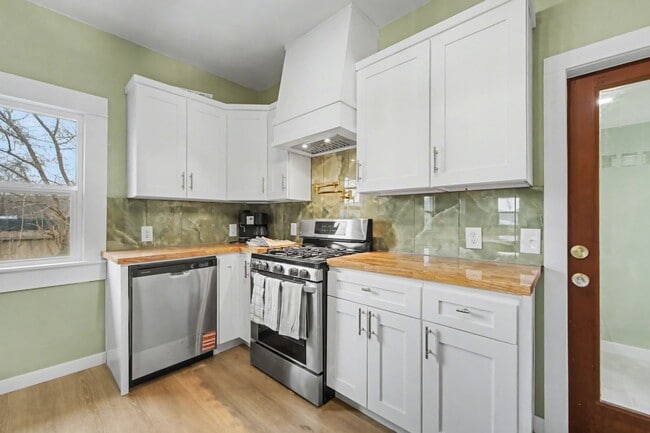 Building Photo - Beautifully Remodeled 3-Bedroom Home with Modern Upgrades