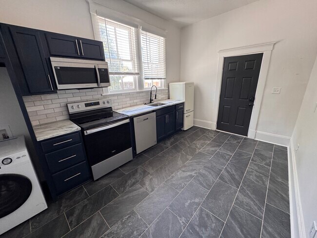 Kitchen - 2115 Lincoln St