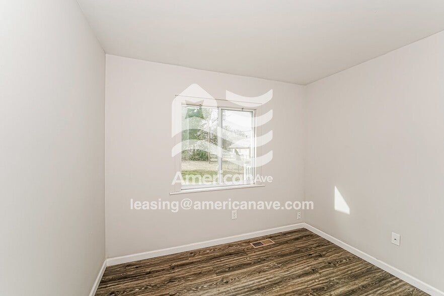 Building Photo - 610 16th Pl SW