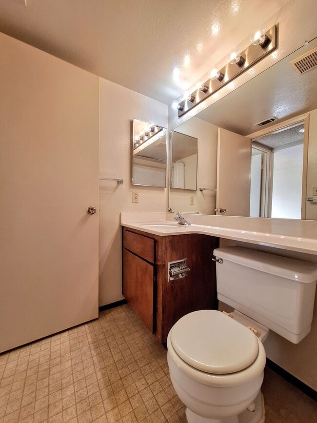 Building Photo - Spacious First Floor 2bd Condo With Laundr...