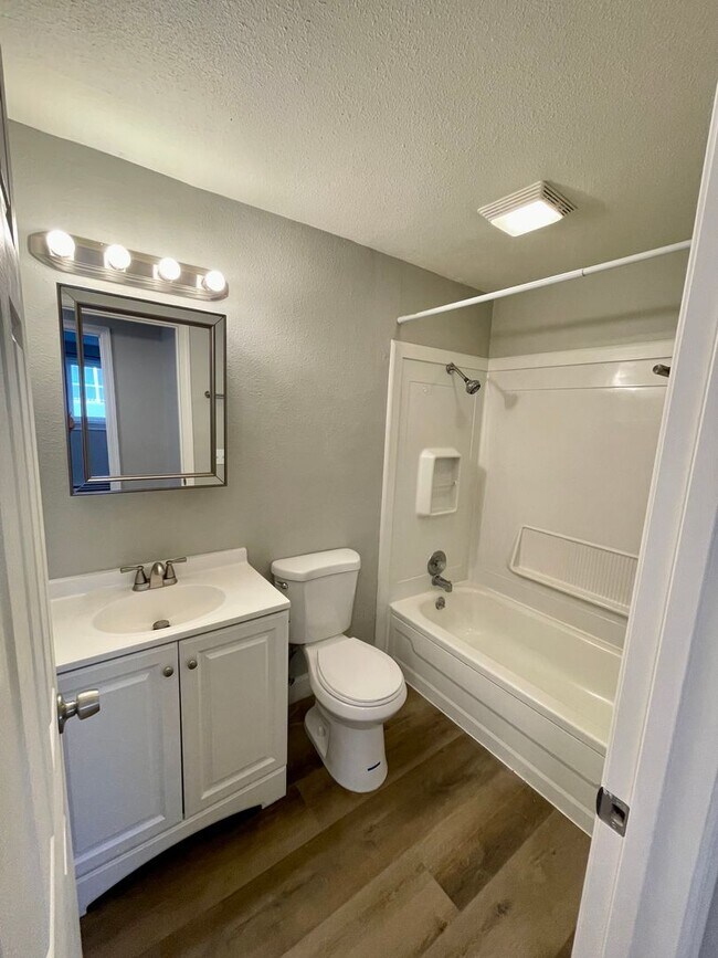 Building Photo - Beautifully Updated 1-Bedroom