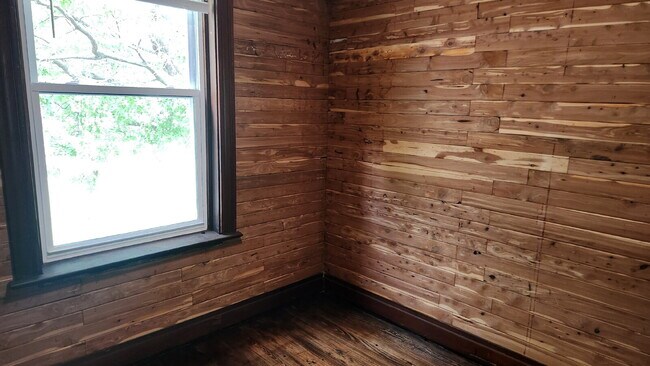 Building Photo - "Spacious 5-Bedroom Gem with 2 Full Baths in St. Louis – Your Ideal Family Home Awaits!"