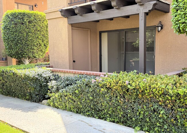 Front Patio - 291 E Mel Ave