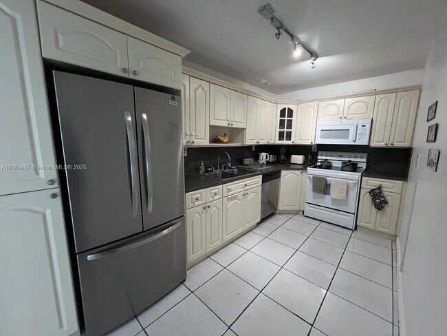 Building Photo - 6801 Indian Creek Dr