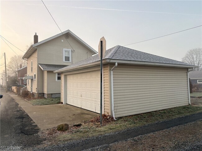 Building Photo - 315 E 10th St