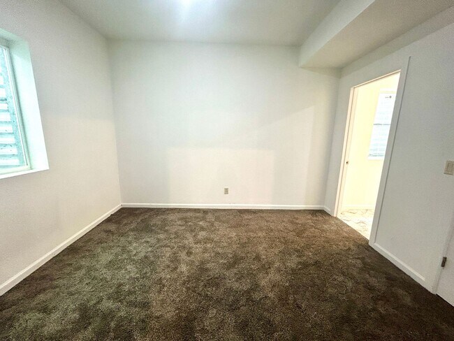 Building Photo - Beautiful 5-bedroom House in the Saddle Rock Area