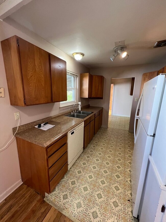 Building Photo - 3 Bed 2 Bath House with Attached 2 Car Garage & Trailer Parking