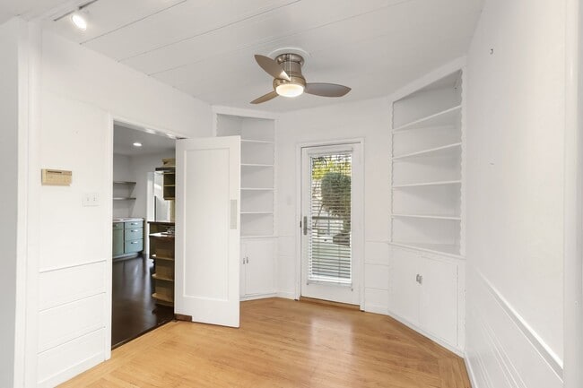 Building Photo - Downtown Davis Cottage-Available for Spring Move In