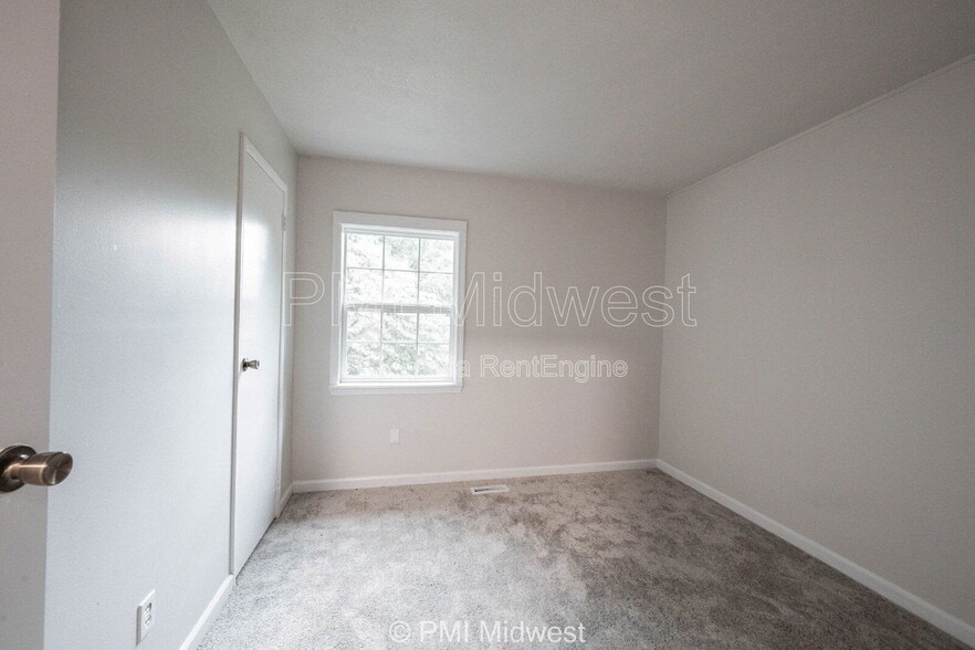 Building Photo - 6920 Chrysler St