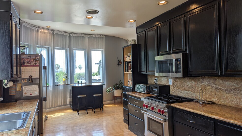 Kitchen - 7121 Hillside Ave