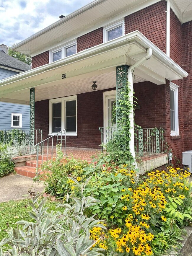 Building Photo - North Asheville - Renovated 1020's Charmer!