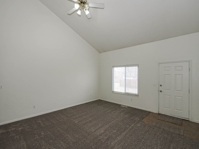 Building Photo - 2 Bedroom, 2 Bathroom Home