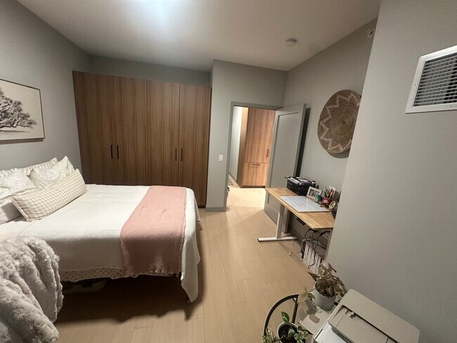 Building Photo - 920 N Wells St