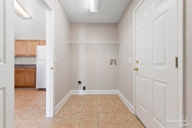 Building Photo - 6184 Green Acres Dr