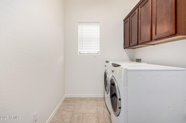 Building Photo - 26417 N Babbling Brook Dr