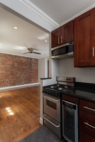 Building Photo - 326 E 100th St