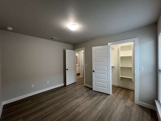Building Photo - 3/2/2 in Bell Farms available June!!