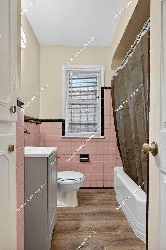 Building Photo - Charming Recently Renovated 3-Bedroom Bungalow in Detroit!