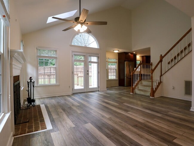 Building Photo - Spacious 4-Bedroom with Fenced Yard, Deck,...