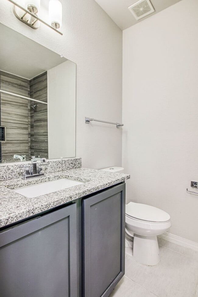 Building Photo - Beautiful  House 3 beds/3 baths. This Prop...