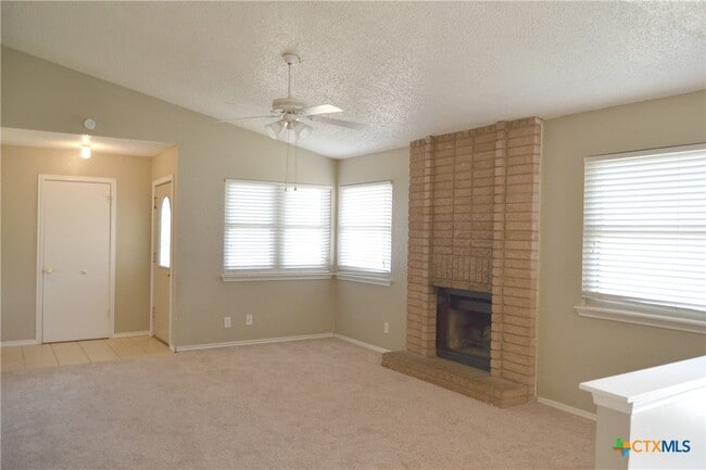 Building Photo - 2214 Carousel Dr