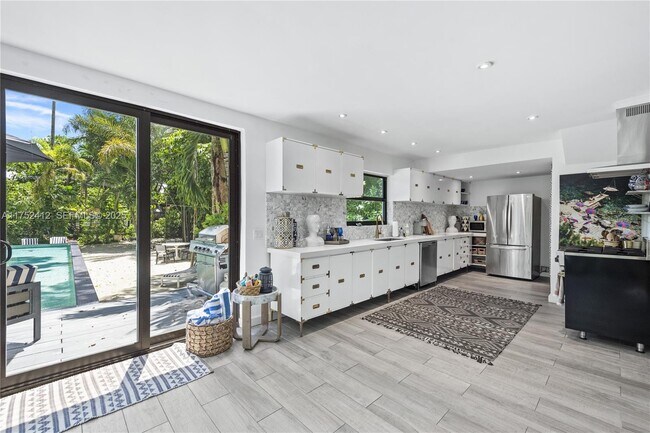 Building Photo - 1210 NE 89th St