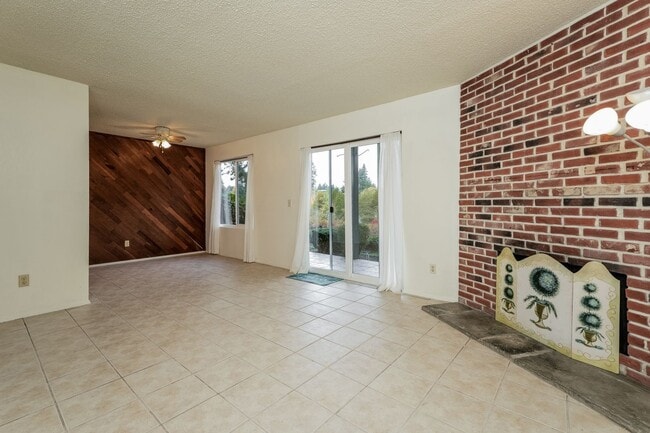 Building Photo - 2 Bedroom 2 Bathroom Sits Right on the Sho...