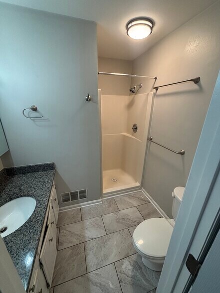 Master Bath - 2428 Birnen Dr