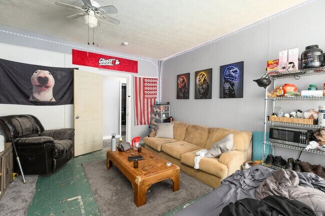 Building Photo - Massive  13-Bedroom House with huge Privat...