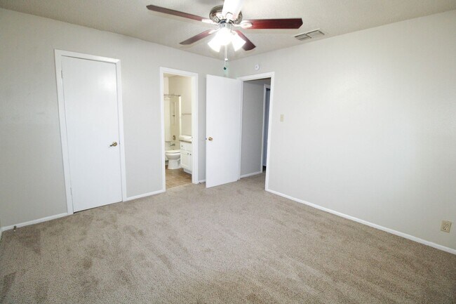 Building Photo - 4724 Oakfield Way