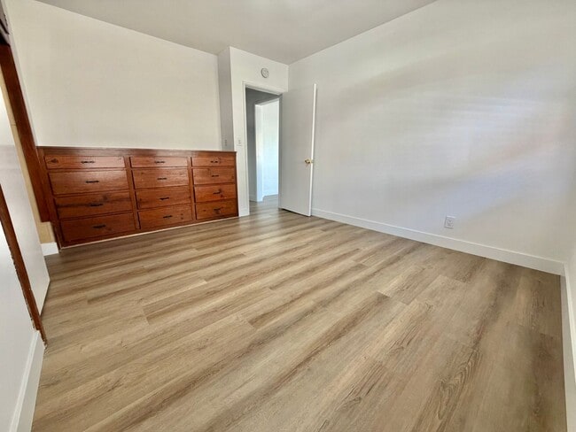 Building Photo - Spacious 3BD Manhattan Beach Home with Brand New Flooring, Large Den & 2-Car Garage