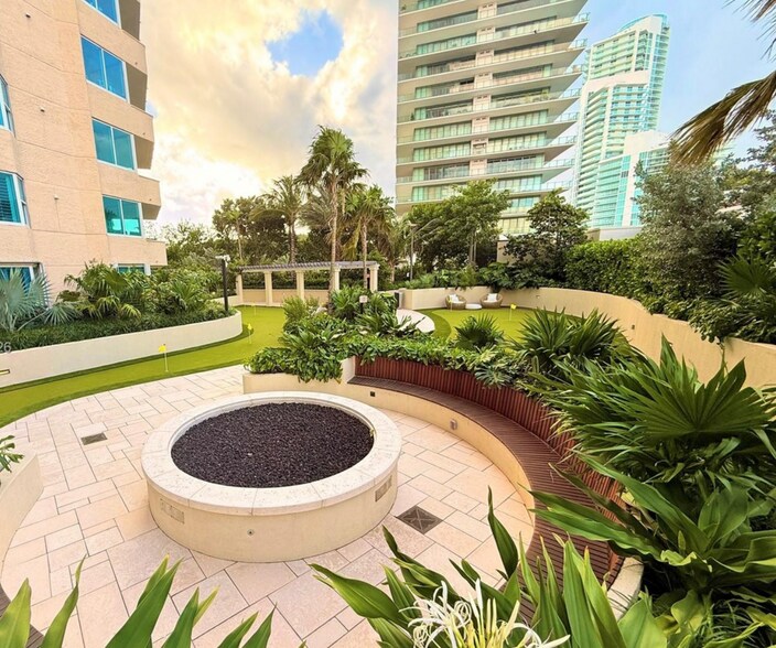 Building Photo - 400 S Pointe Dr