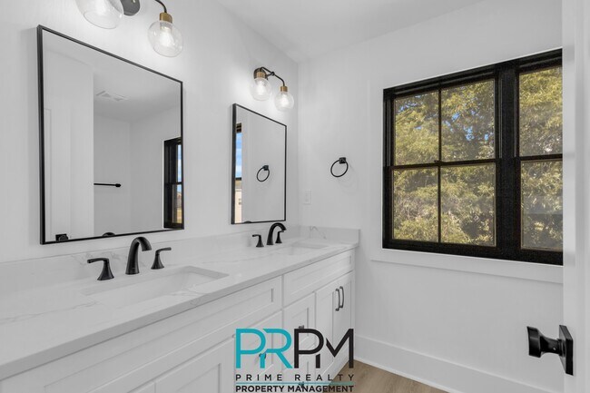 Building Photo - 938 Benchmark Dr