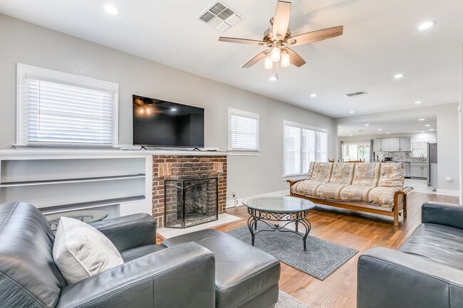 Building Photo - 3 Bedroom/2 Bath Los Angeles Heights Subdi...