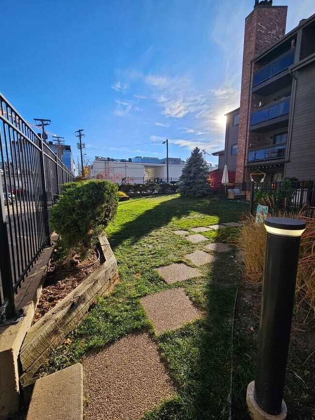 Building Photo - Cherry Creek Beautiful and Bright 1 Bed 1 Bath Condo