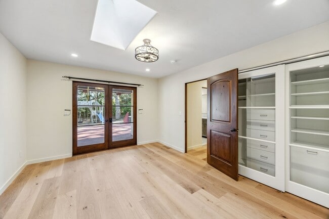 Building Photo - Stunning Single Level Home Central Woodside