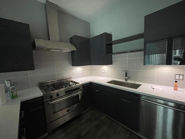 Building Photo - 2 Bed condo in downtown Houston